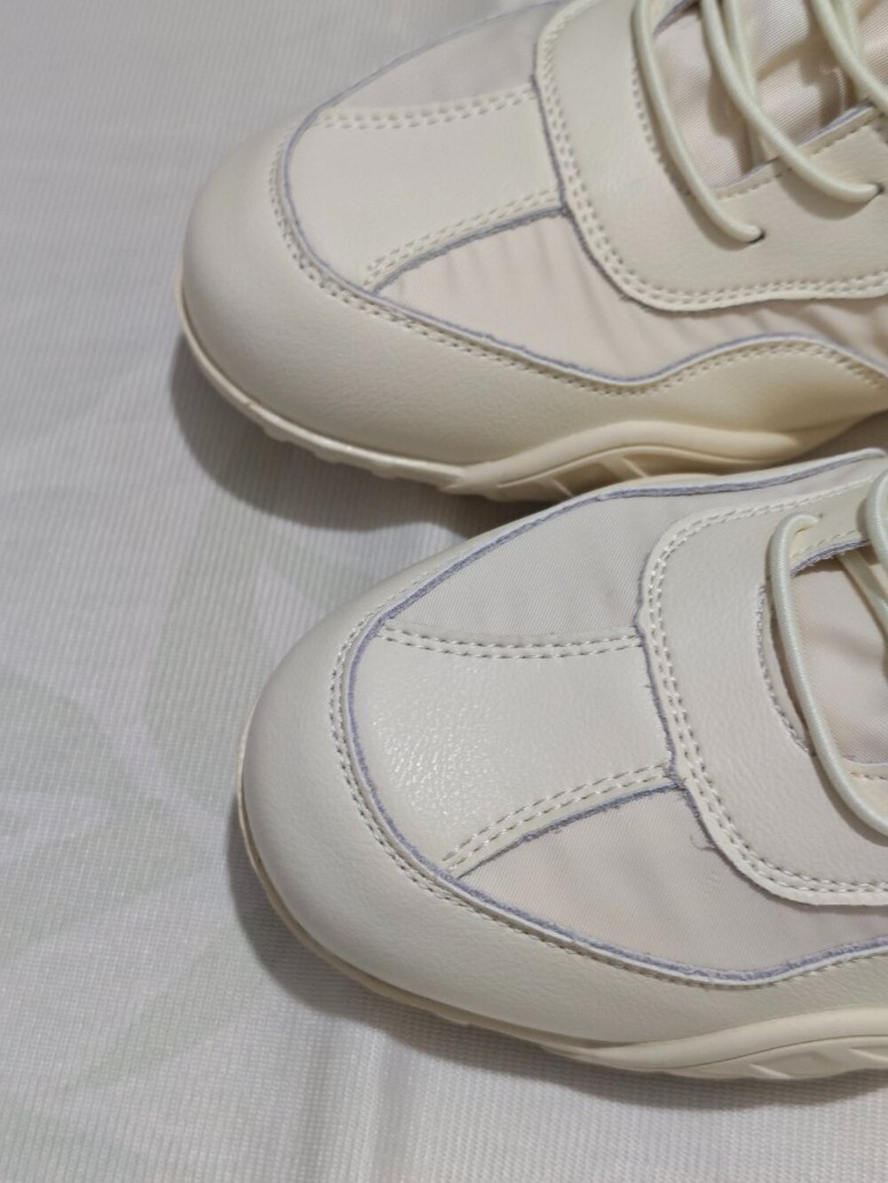 White Women New York Yankees High Top Sneakers - Picture 6 of 8